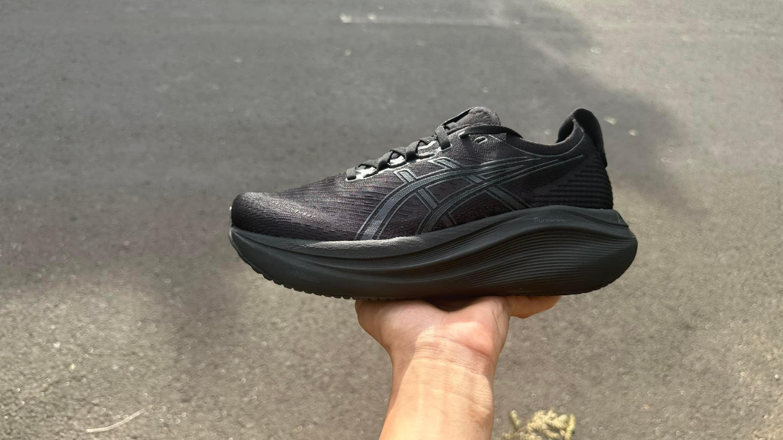 Top 10 đôi giày chạy màu đen tốt nhất cho nam 2025 Hinh anh 7: Giay chay bo mau den cho nam tu cac thuong hieu hang dau nam 2025