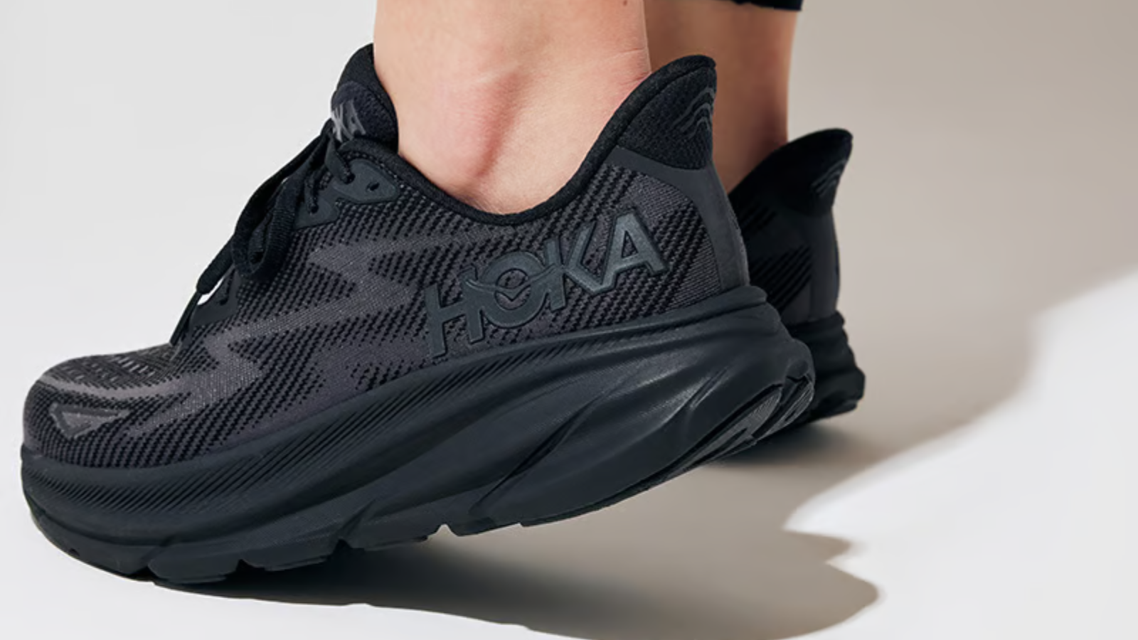 Top 10 đôi giày chạy màu đen tốt nhất cho nam 2025 Hinh anh 8: Giay chay bo mau den cho nam tu cac thuong hieu hang dau nam 2025