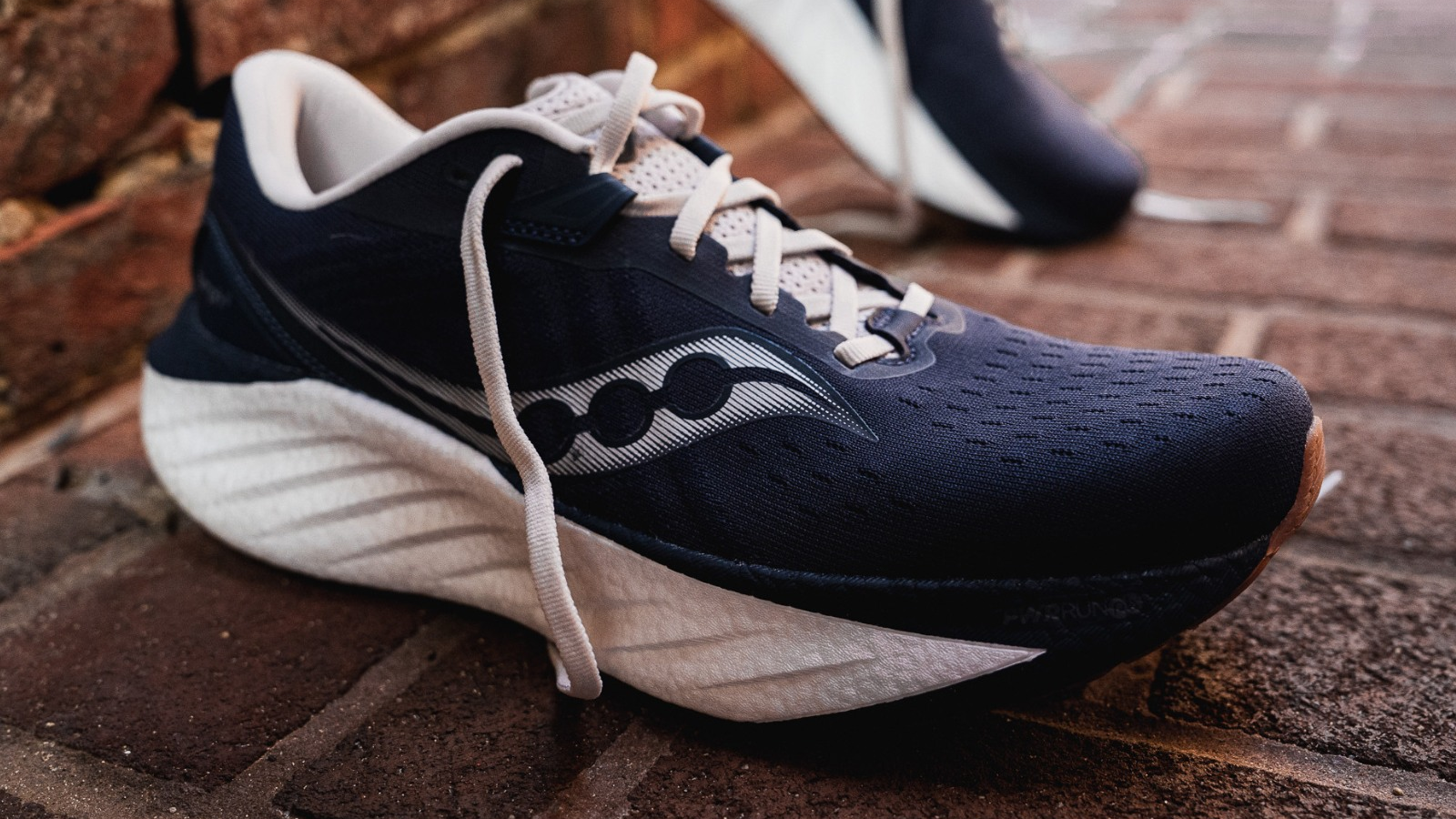 Top 10 đôi giày chạy màu đen tốt nhất cho nam 2025 Hinh anh 9: Giay chay bo mau den cho nam tu cac thuong hieu hang dau nam 2025