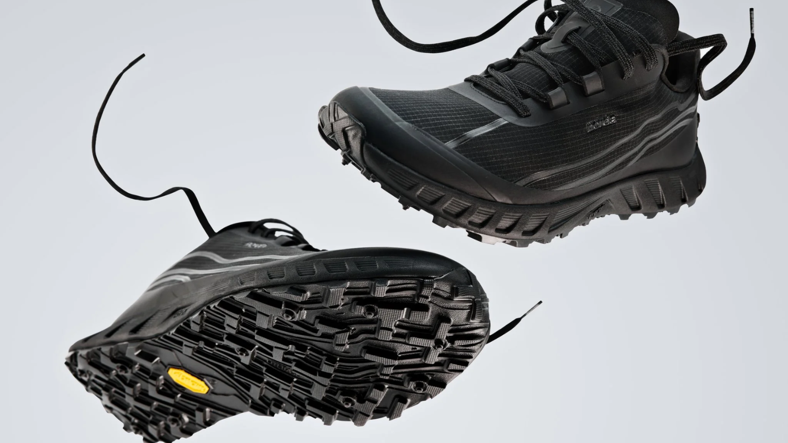 Top 10 đôi giày chạy màu đen tốt nhất cho nam 2025 Hinh anh 10: Giay chay bo mau den cho nam tu cac thuong hieu hang dau nam 2025