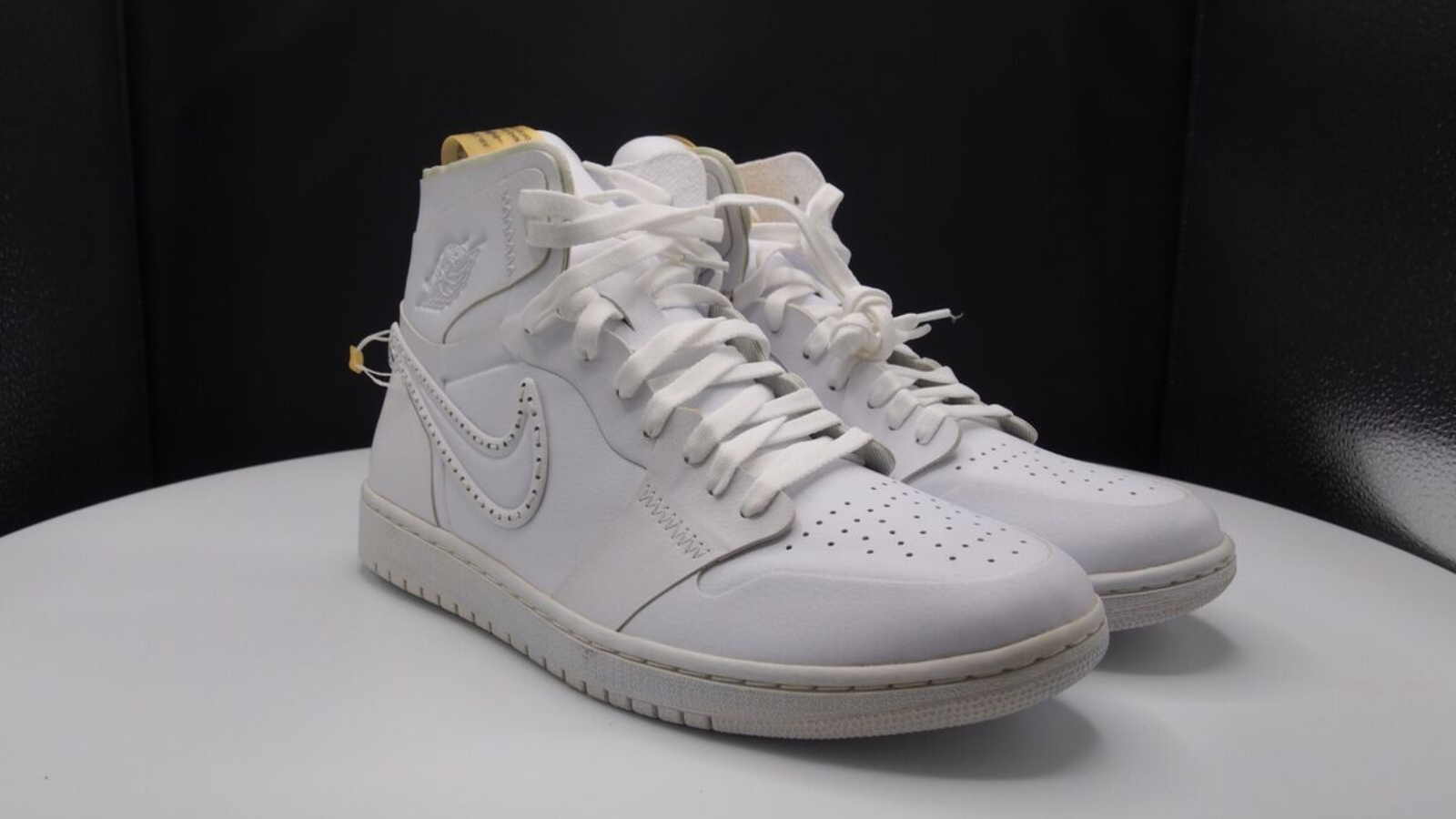 Từ Nike Air đến Bike Air: Hành trình Swoosh của Nigel Sylvester Hinh anh 6: Nigel Sylvester va doi Air Jordan 4 'Brick by Brick' moi ra mat.