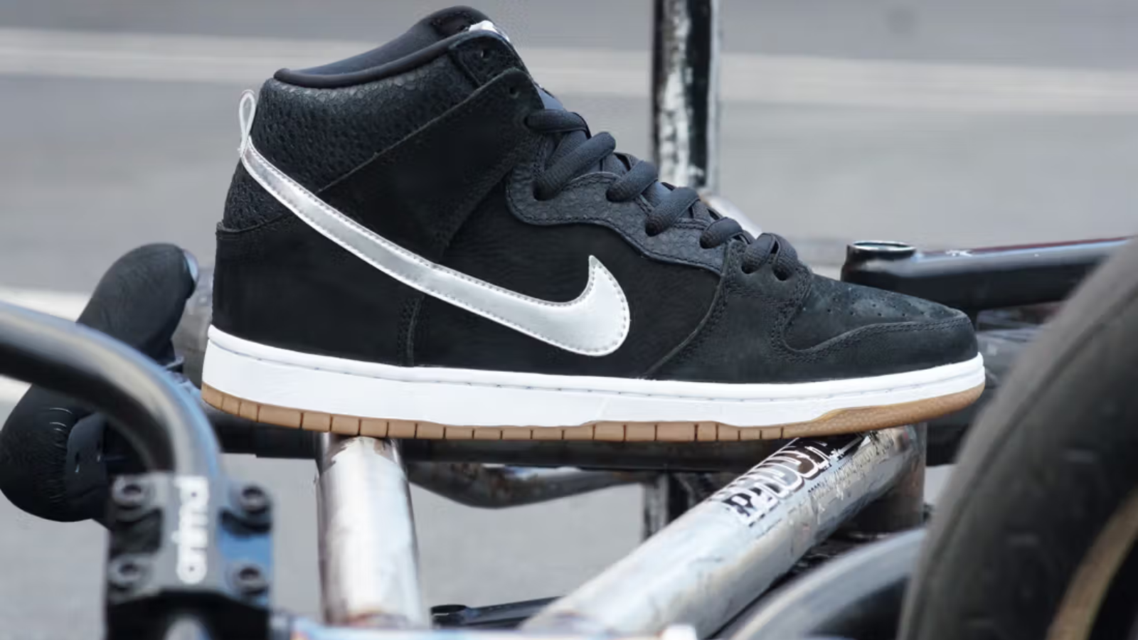 Từ Nike Air đến Bike Air: Hành trình Swoosh của Nigel Sylvester Hinh anh 8: Nigel Sylvester va doi Air Jordan 4 'Brick by Brick' moi ra mat.