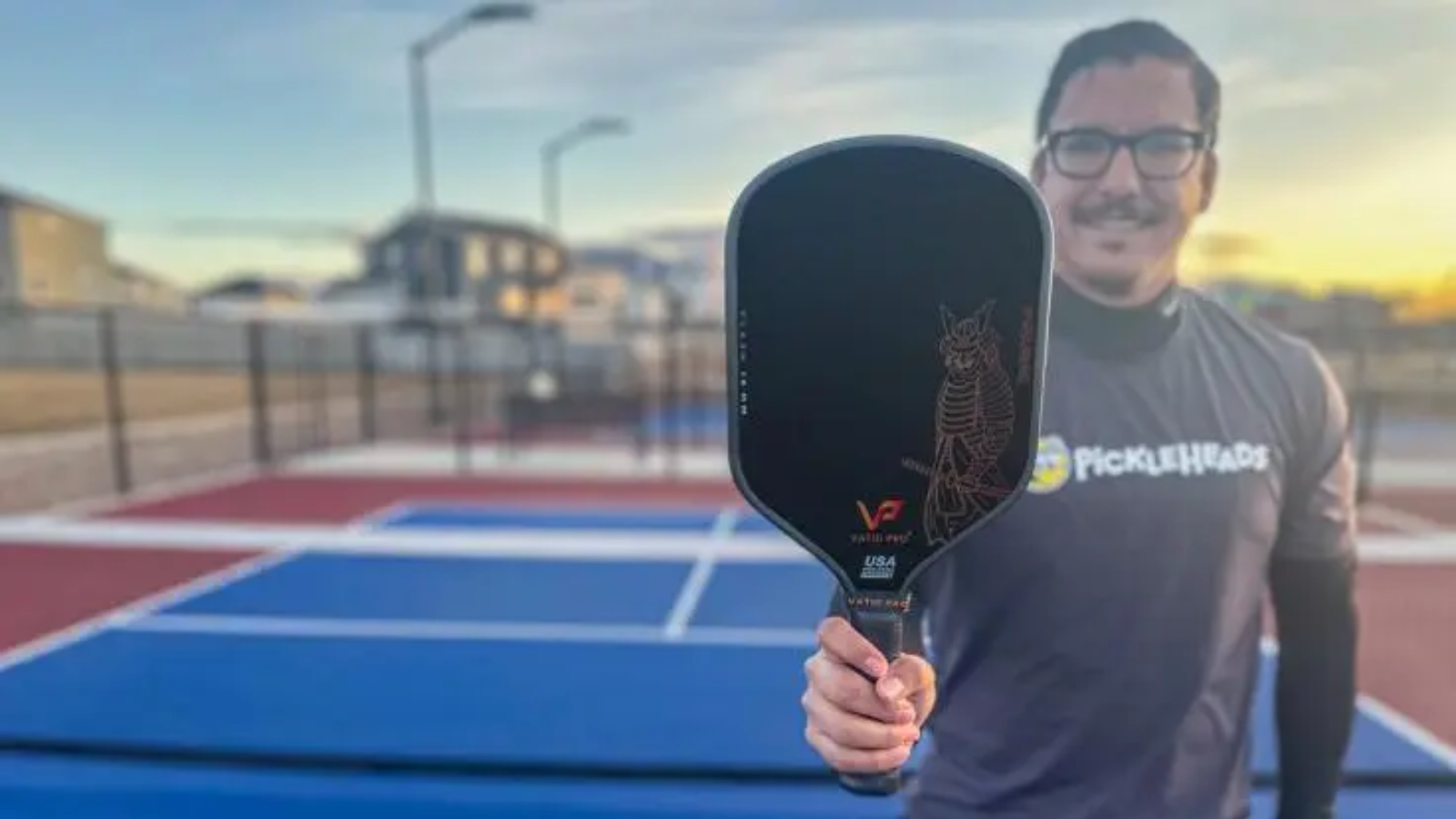 Vatic Pro Saga: Cây vợt pickleball giá tốt, hiệu năng cân bằng Hinh anh 2: Cay vot pickleball Vatic Pro Saga voi thiet ke toi uu