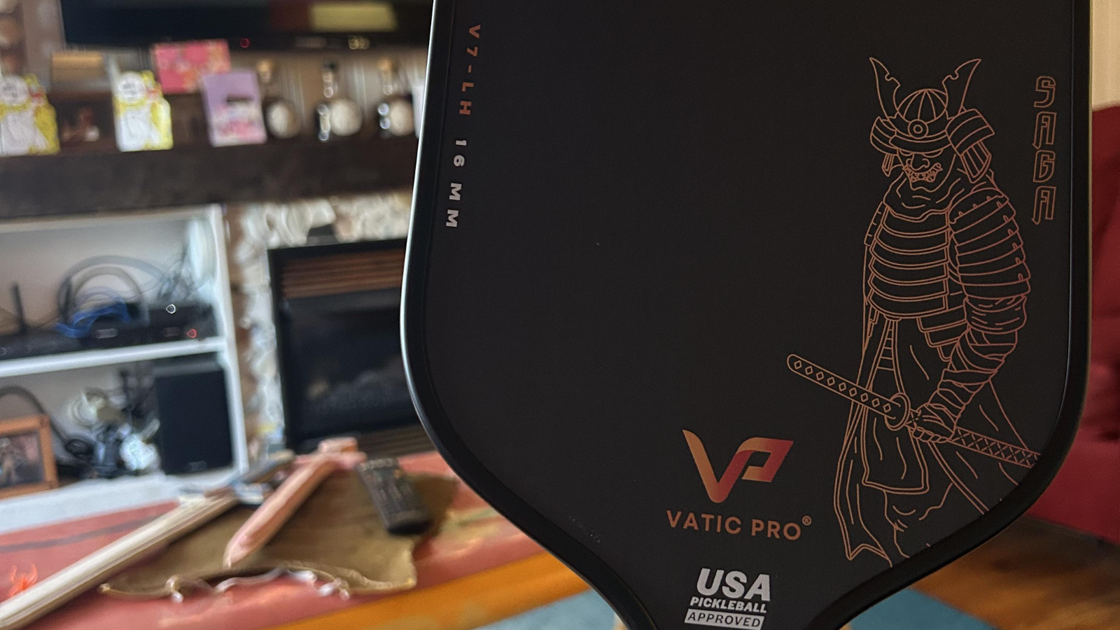 Vatic Pro Saga: Cây vợt pickleball giá tốt, hiệu năng cân bằng Hinh anh 3: Cay vot pickleball Vatic Pro Saga voi thiet ke toi uu