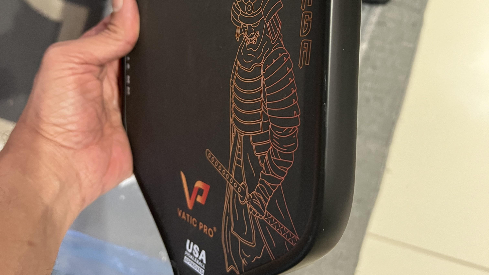 Vatic Pro Saga: Cây vợt pickleball giá tốt, hiệu năng cân bằng Hinh anh 4: Cay vot pickleball Vatic Pro Saga voi thiet ke toi uu