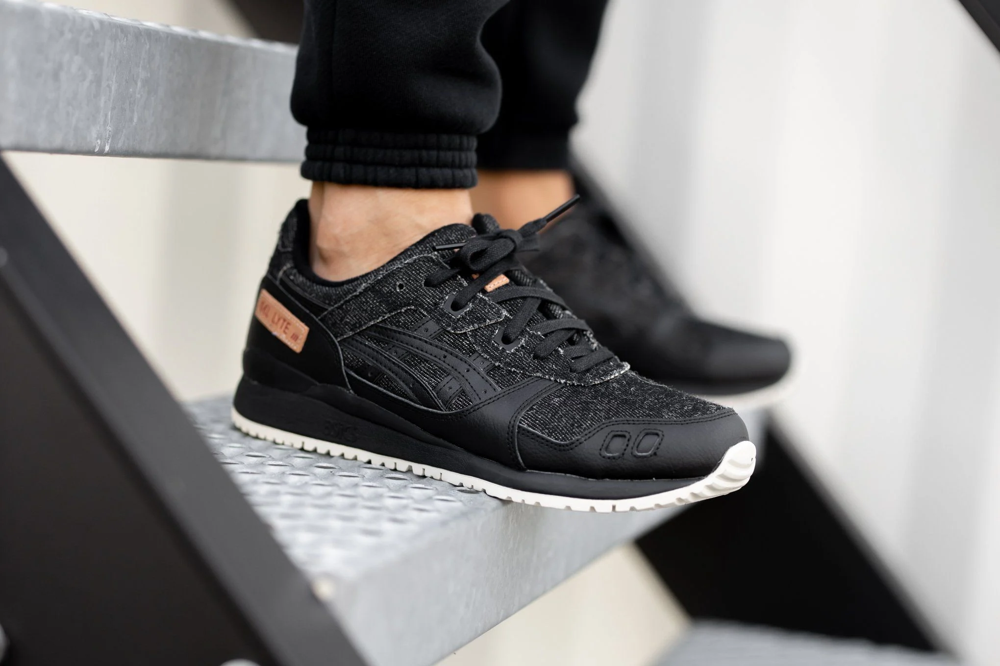 Hinh anh 1: ASICS Gel Lyte III – Huyen thoai Retro Running tro lai duong pho