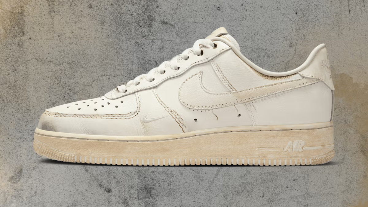 Hinh anh cua mot doi sneaker distressed doc dao voi phong cach tray xuoc, bac mau