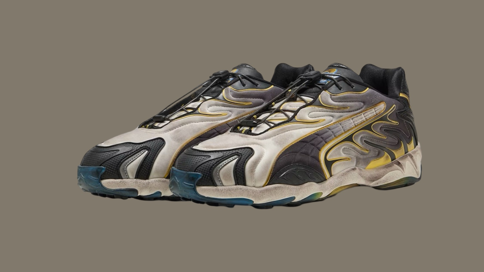 Hinh anh 6: Hinh anh cua mot doi sneaker distressed doc dao voi phong cach tray xuoc, bac mau