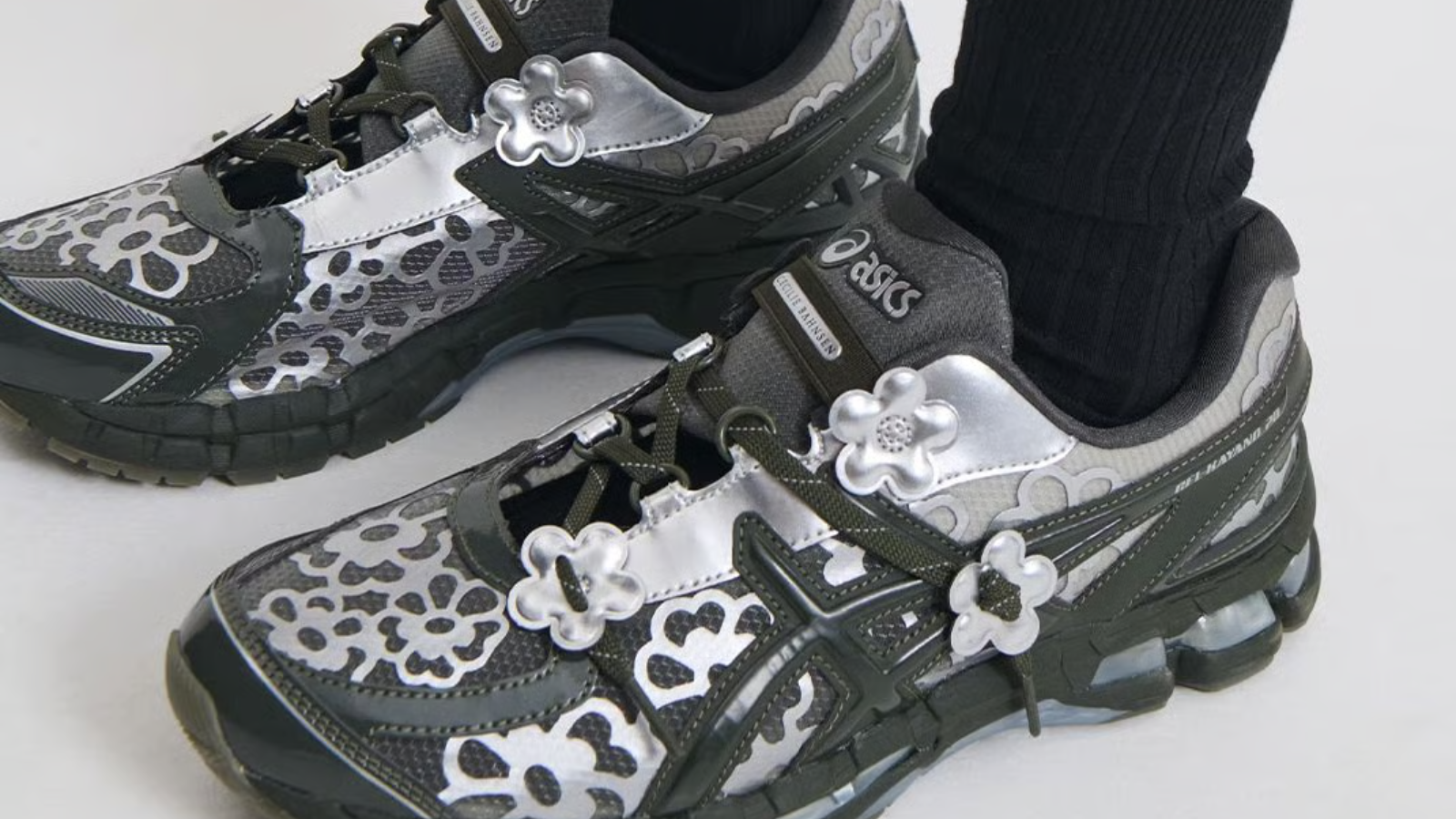 Hinh anh 1: Cecilie Bahnsen x ASICS GEL-TERRAIN 2025, giay the thao cao cap nu tinh