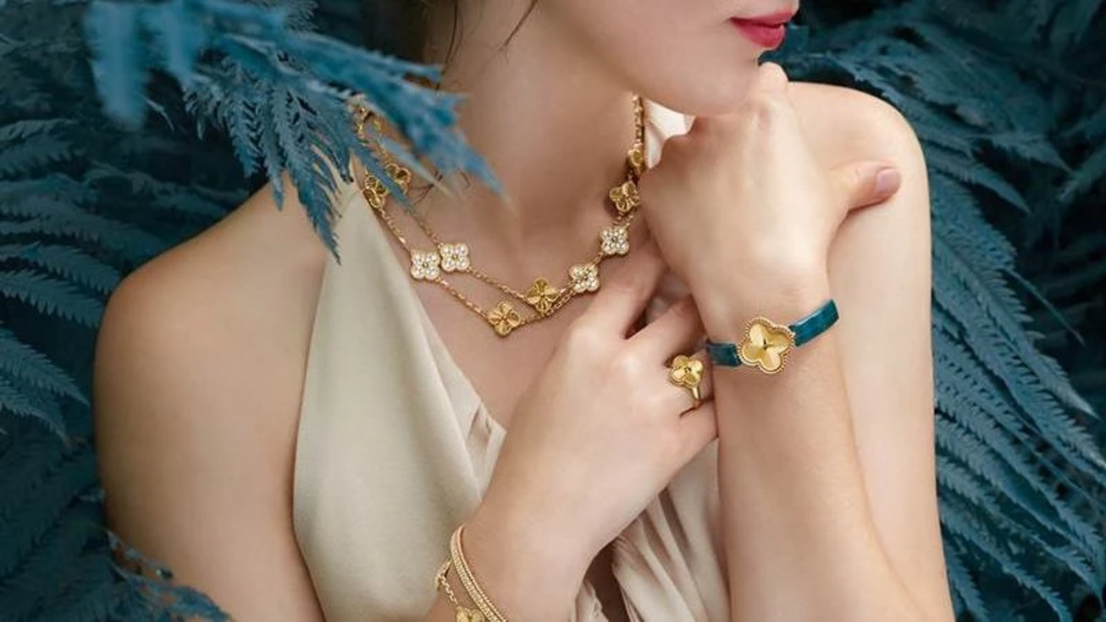 Hinh anh 1: Trang suc Van Cleef & Arpels Alhambra voi hoa tiet co bon la bieu tuong