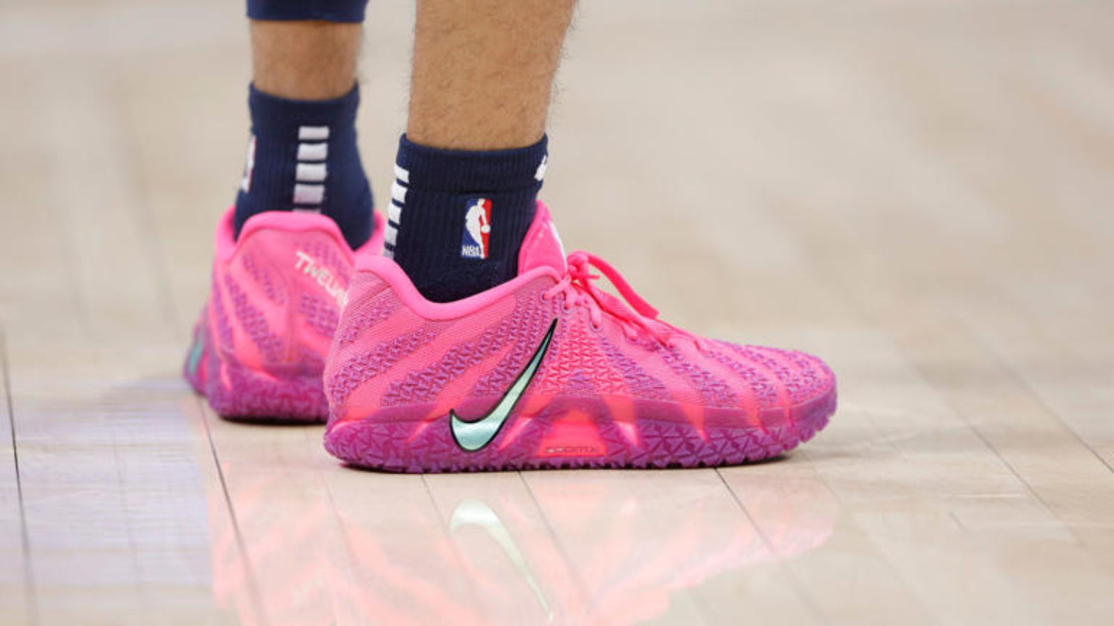 Nike Ja 3 “Max Volume”: Mẫu giày signature mới của Ja Morant Hinh anh 5: Giay Nike Ja 3 “Max Volume” voi thiet ke manh me va logo Swoosh dao nguoc