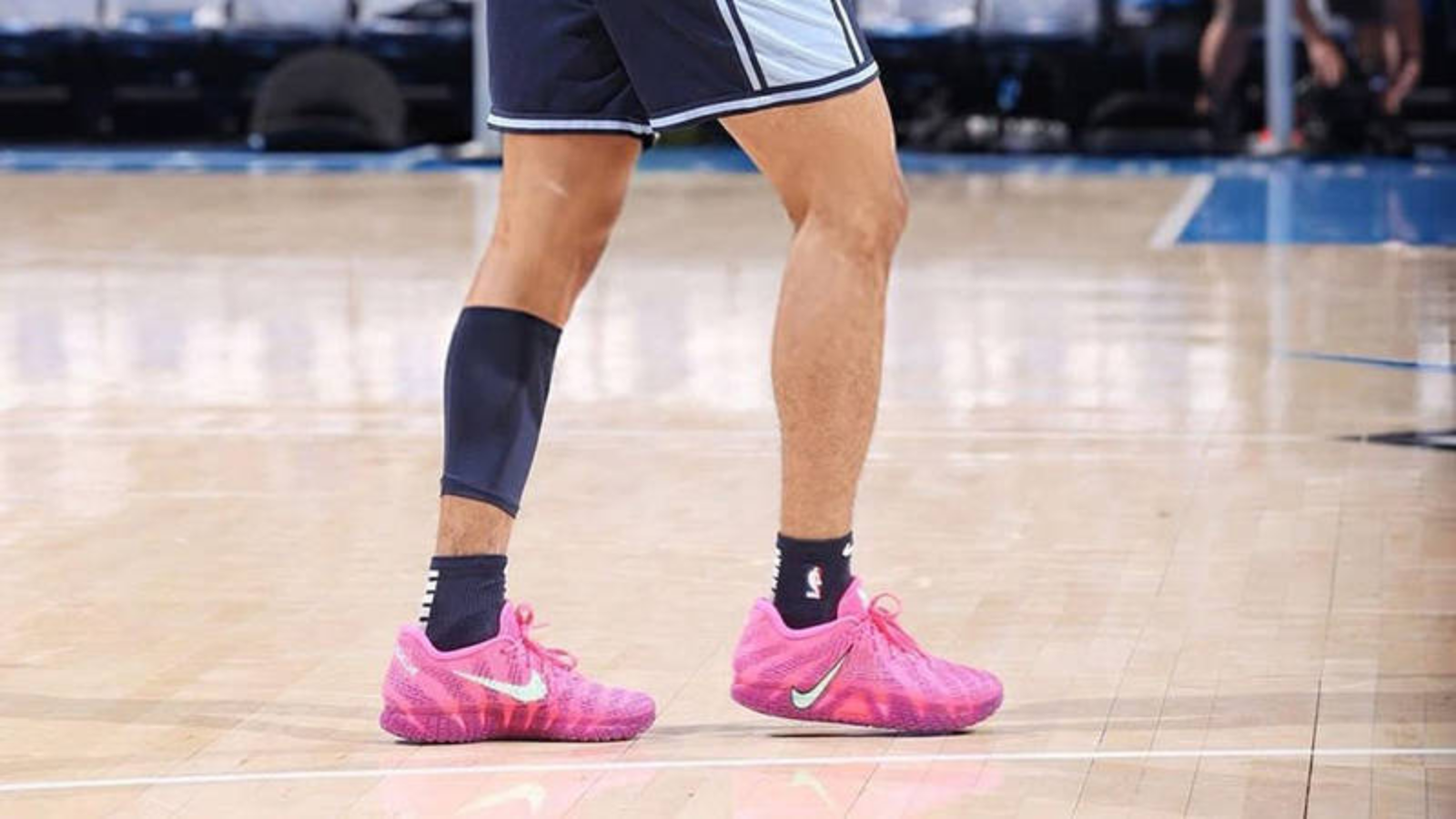 Nike Ja 3 “Max Volume”: Mẫu giày signature mới của Ja Morant Hinh anh 7: Giay Nike Ja 3 “Max Volume” voi thiet ke manh me va logo Swoosh dao nguoc