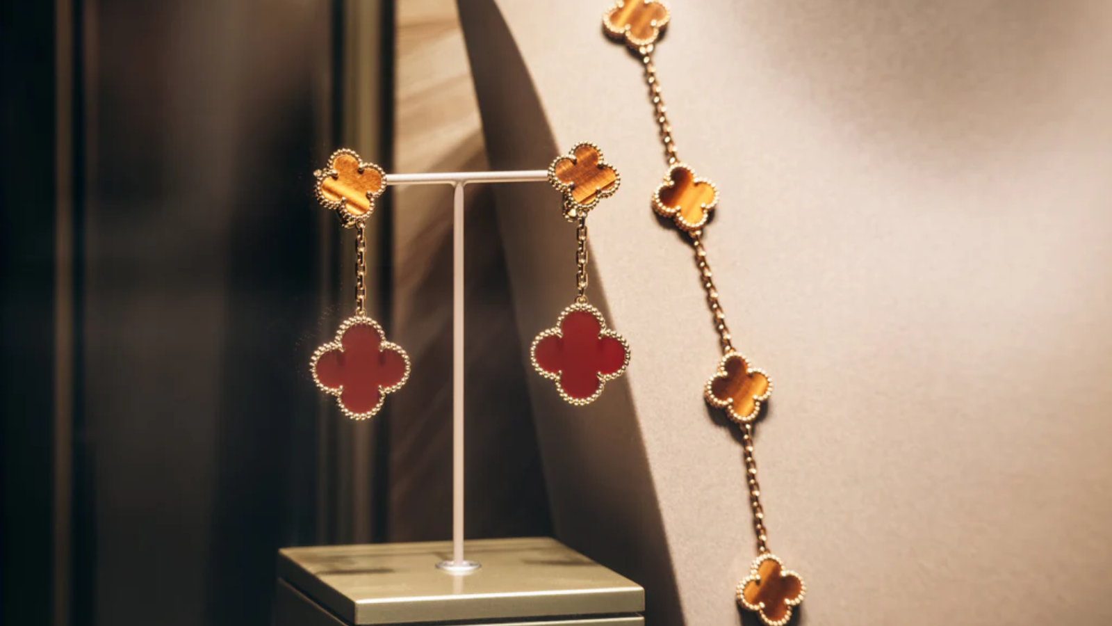 Hinh anh 5: Trang suc Van Cleef & Arpels Alhambra voi hoa tiet co bon la bieu tuong