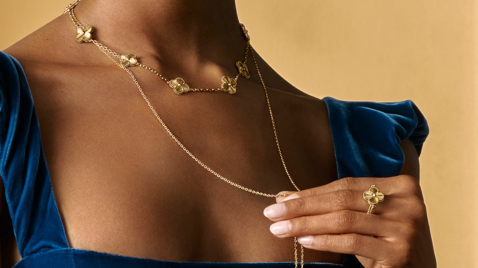 Hinh anh 7: Trang suc Van Cleef & Arpels Alhambra voi hoa tiet co bon la bieu tuong