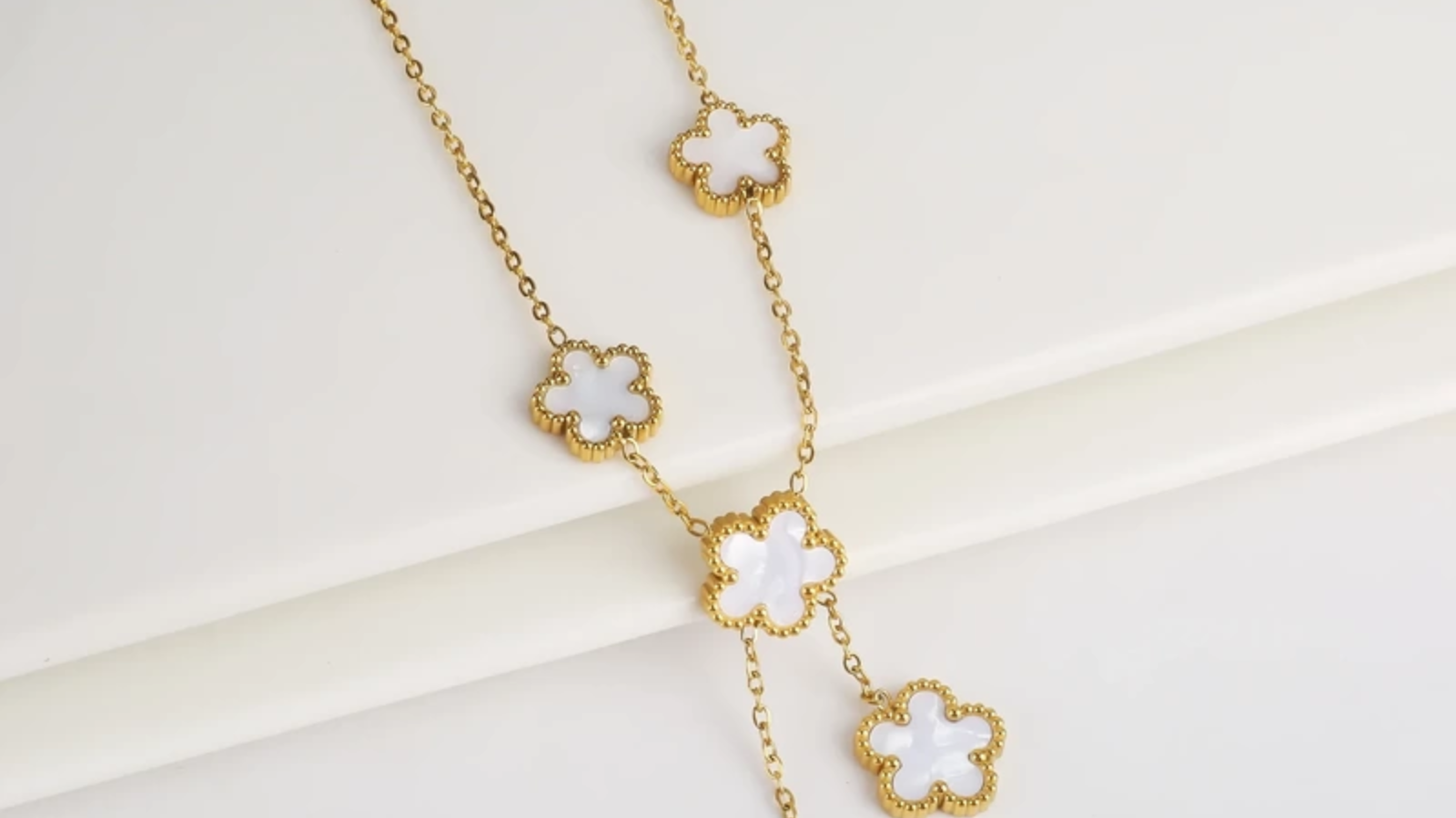 Hinh anh 8: Trang suc Van Cleef & Arpels Alhambra voi hoa tiet co bon la bieu tuong