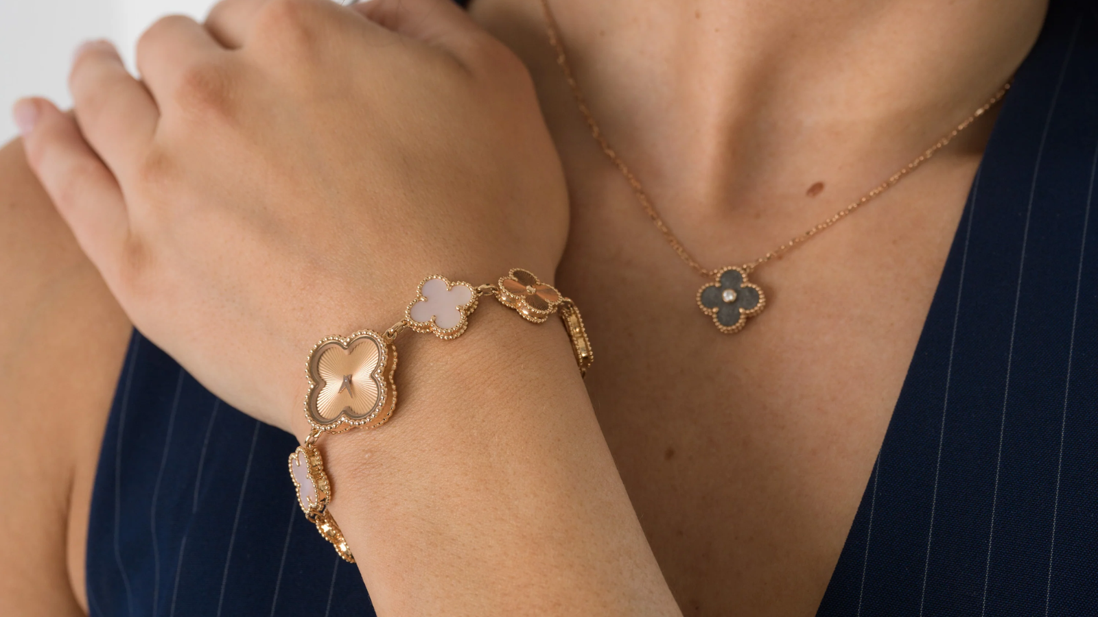 Hinh anh 9: Trang suc Van Cleef & Arpels Alhambra voi hoa tiet co bon la bieu tuong