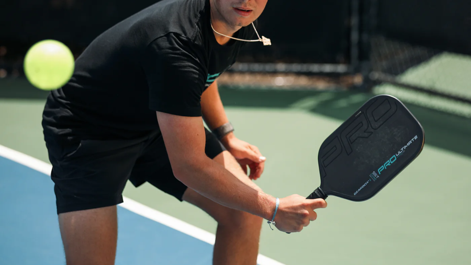 Hinh anh 1: Vot pickleball Gearbox Pro Ultimate Elongated voi thiet ke carbon va cong nghe SSTCore