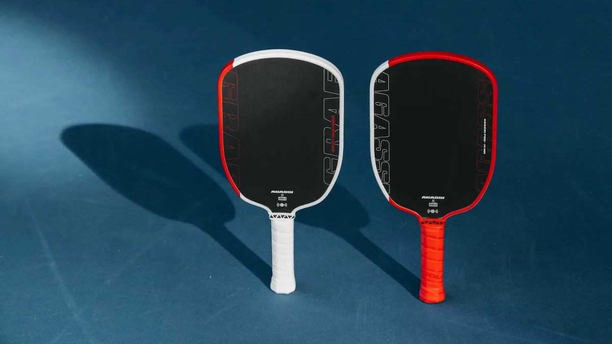 Hinh anh vot pickleball Pro IV va Agassi Pro cua JOOLA, noi bat voi thiet ke hien dai va cong nghe tien tien.