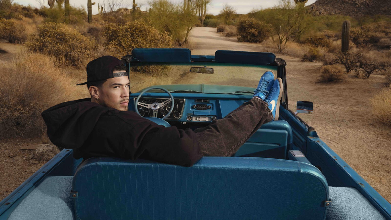 Hinh anh 1: Giay Nike Book 1 va Blazer Low “Chevy” cua Devin Booker, thiet ke dac biet ket hop yeu to van hoa xe hoi va the thao.