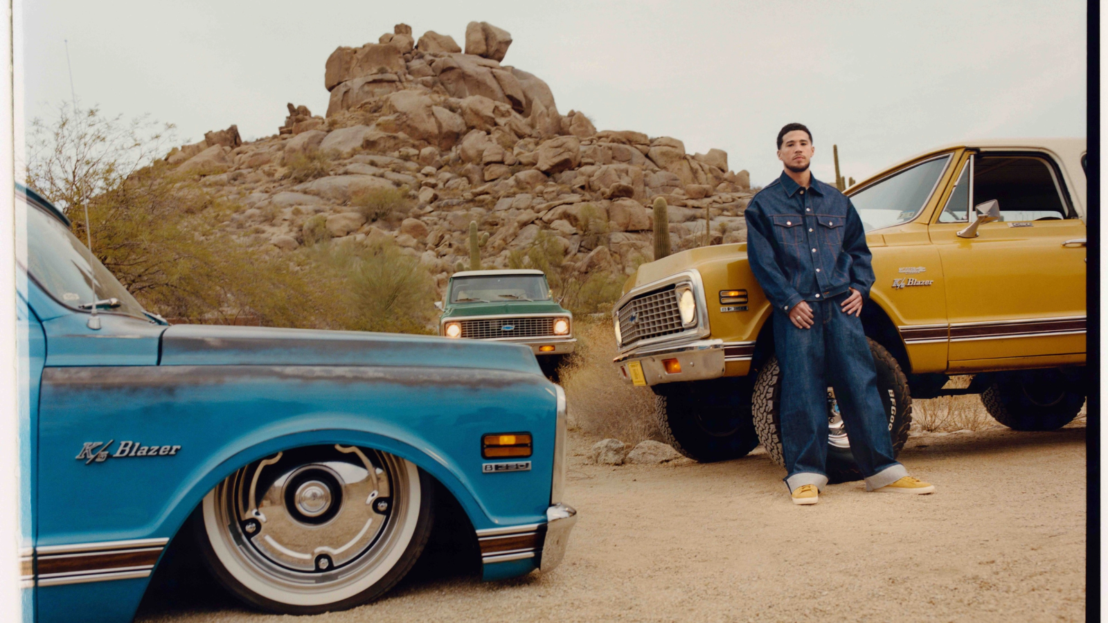 Hinh anh 3: Giay Nike Book 1 va Blazer Low “Chevy” cua Devin Booker, thiet ke dac biet ket hop yeu to van hoa xe hoi va the thao.