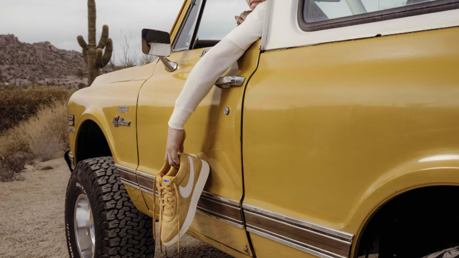 Hinh anh 5: Giay Nike Book 1 va Blazer Low “Chevy” cua Devin Booker, thiet ke dac biet ket hop yeu to van hoa xe hoi va the thao.