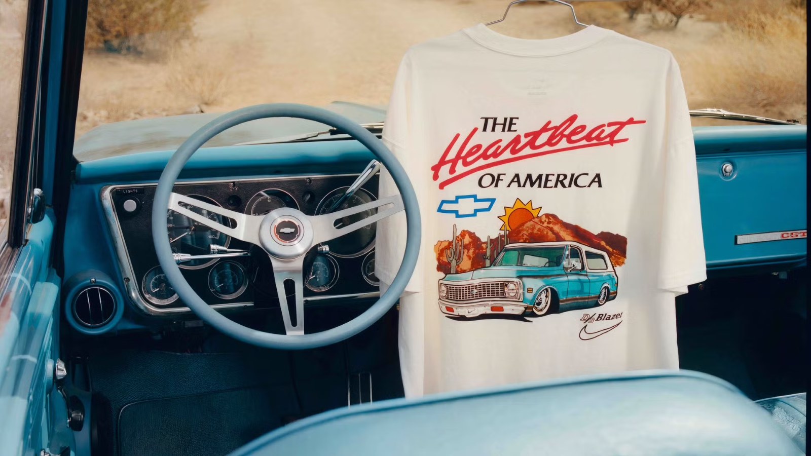 Hinh anh 4: Giay Nike Book 1 va Blazer Low “Chevy” cua Devin Booker, thiet ke dac biet ket hop yeu to van hoa xe hoi va the thao.