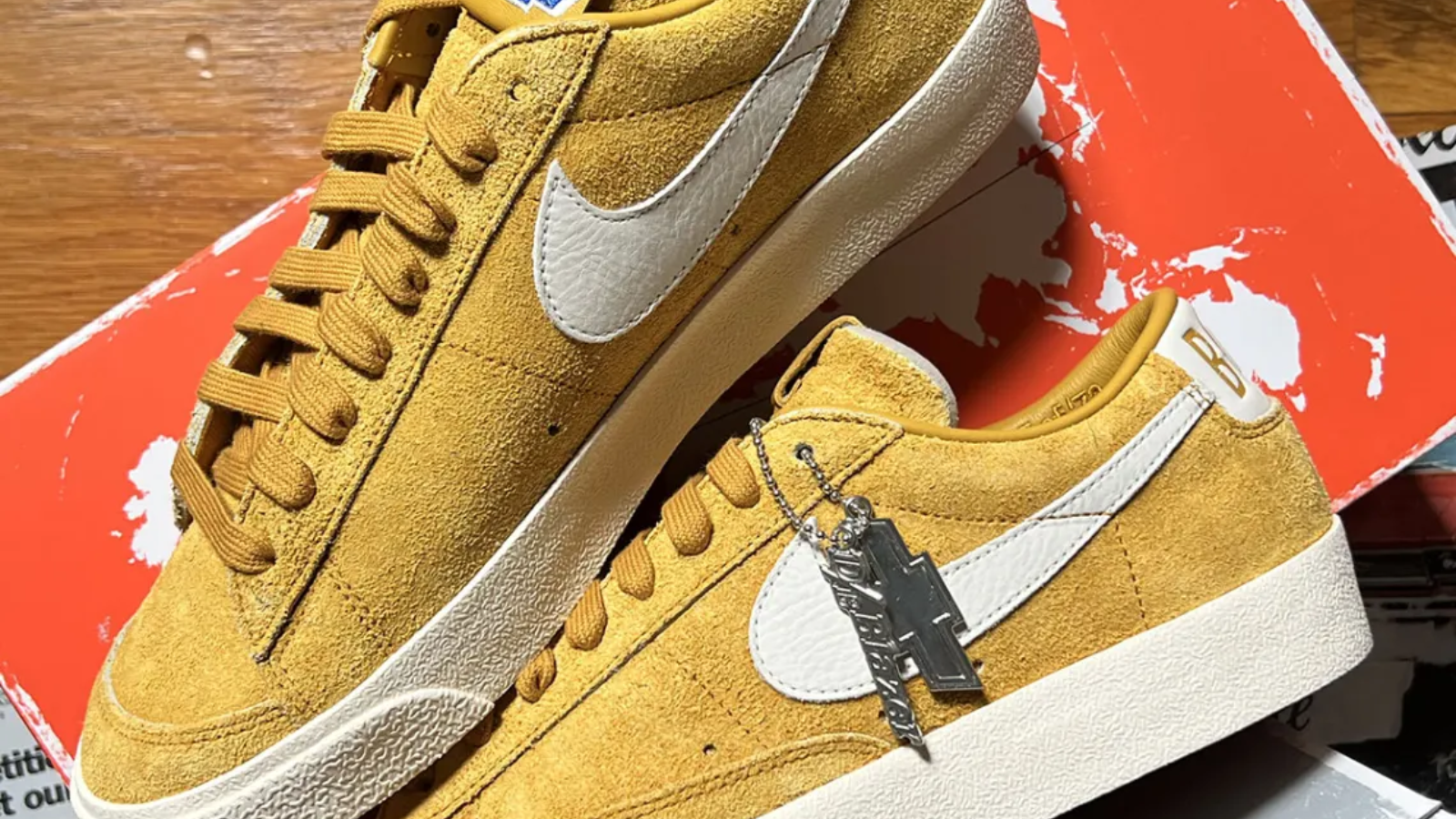 Hinh anh 6: Giay Nike Book 1 va Blazer Low “Chevy” cua Devin Booker, thiet ke dac biet ket hop yeu to van hoa xe hoi va the thao.