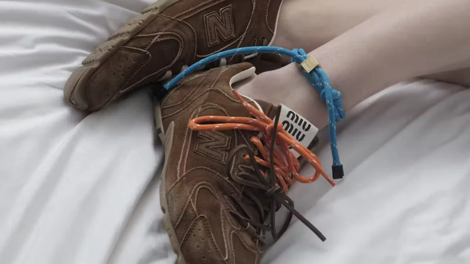 Hinh anh 3: Hinh anh doi giay Miu Miu x New Balance 530 SL moi nhat, the hien su ket hop giua phong cach thoi trang cao cap va cong nghe the thao tien tien.