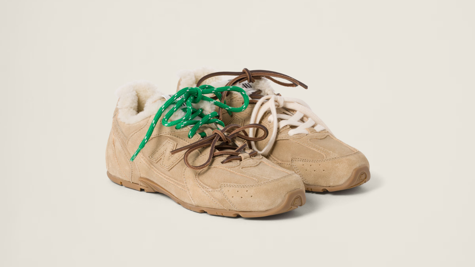 Hinh anh 4: Hinh anh doi giay Miu Miu x New Balance 530 SL moi nhat, the hien su ket hop giua phong cach thoi trang cao cap va cong nghe the thao tien tien.