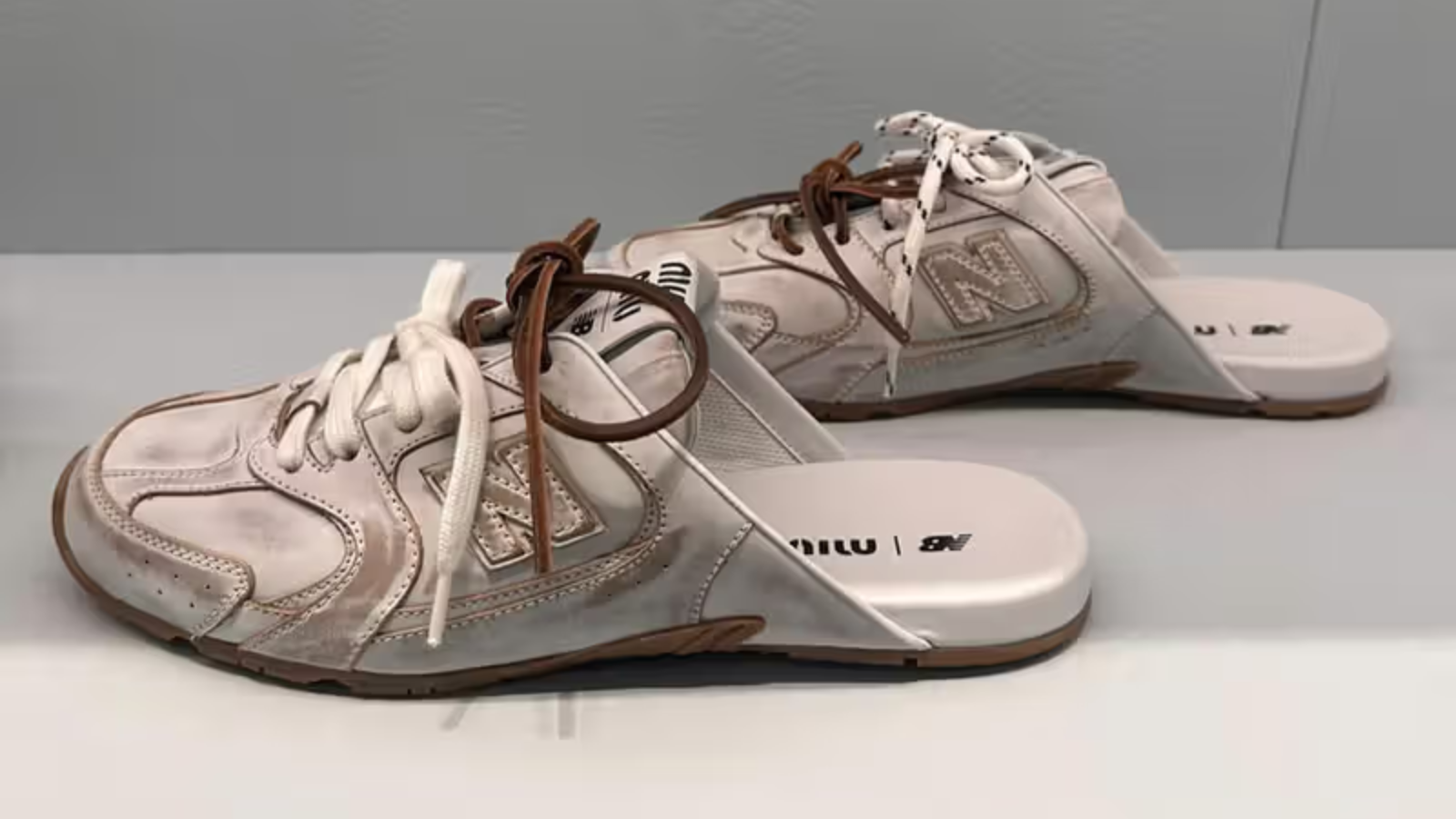 Hinh anh 7: Hinh anh doi giay Miu Miu x New Balance 530 SL moi nhat, the hien su ket hop giua phong cach thoi trang cao cap va cong nghe the thao tien tien.