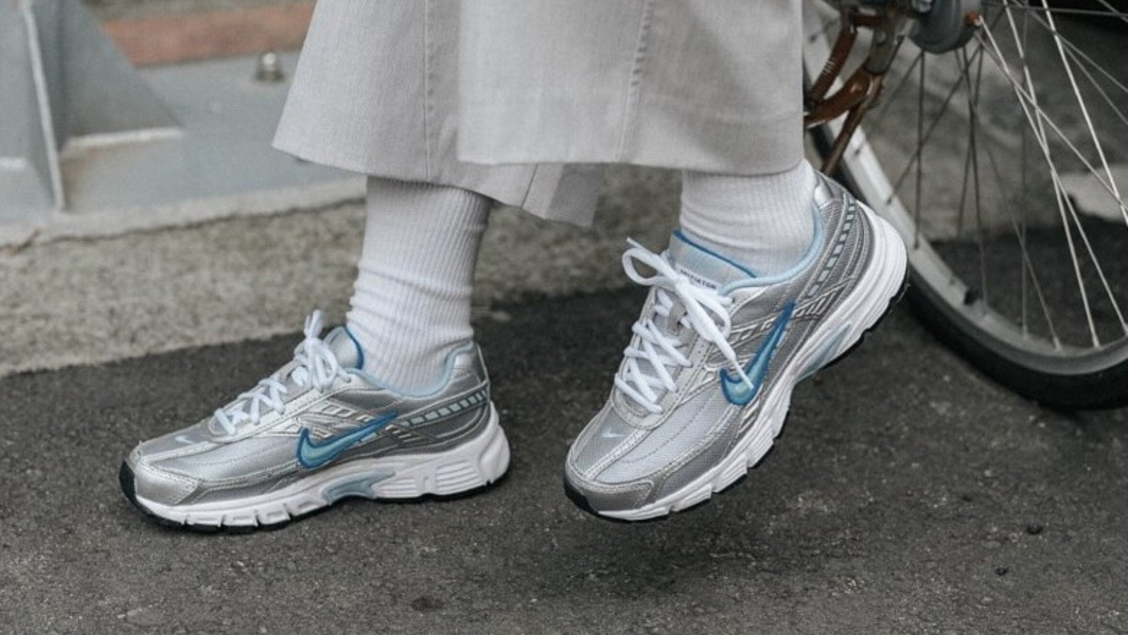 Nike Initiator: Đôi “Dad Shoe” này liệu có gây bão trong 2025? Hinh anh 7: Nike Initiator - doi giay 'dad shoe' phong cach Y2K dang gay chu y