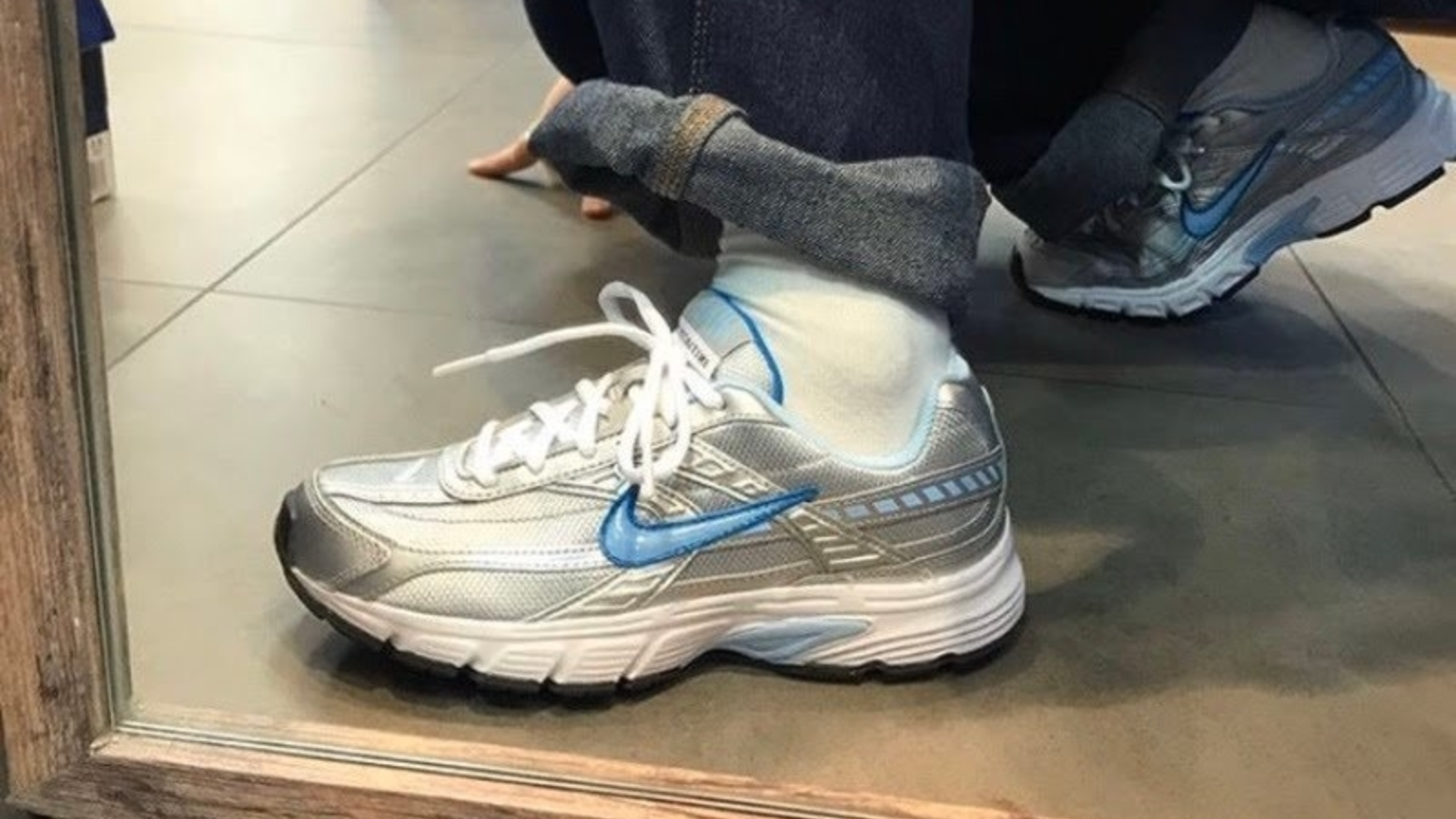 Nike Initiator: Đôi “Dad Shoe” này liệu có gây bão trong 2025? Hinh anh 8: Nike Initiator - doi giay 'dad shoe' phong cach Y2K dang gay chu y