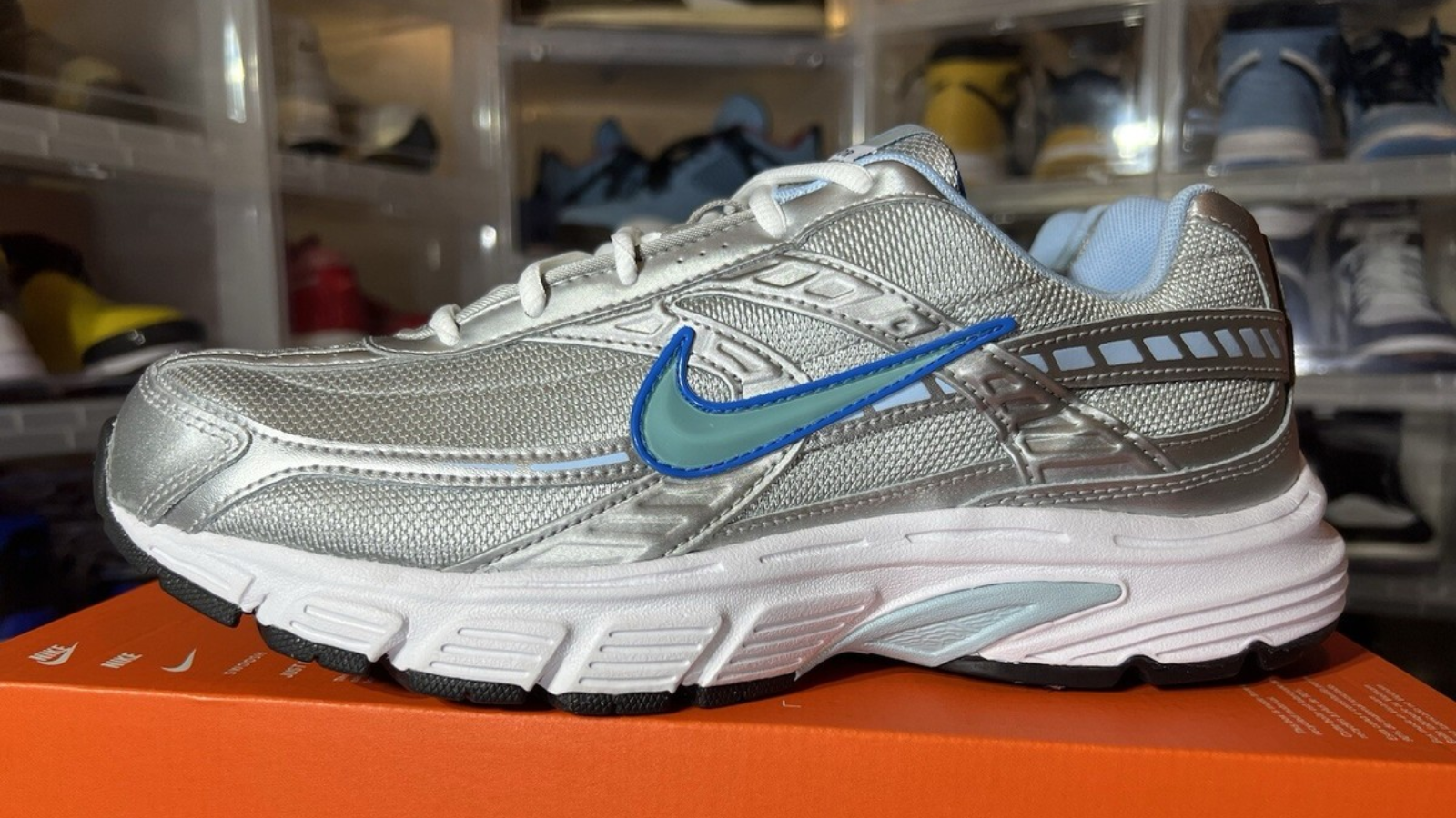 Nike Initiator: Đôi “Dad Shoe” này liệu có gây bão trong 2025? Hinh anh 9: Nike Initiator - doi giay 'dad shoe' phong cach Y2K dang gay chu y