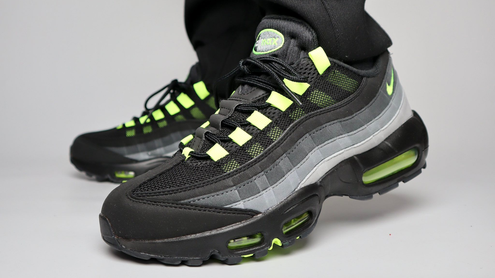 Hinh anh 5: Nike Air Max 95 Reverse Neon - Hoi sinh phoi mau kinh dien 2025