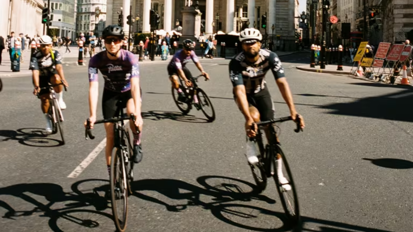 Hinh anh 1: Bo suu tap Rapha x Patta Drop 2: Thoi trang dap xe ket hop van hoa duong pho