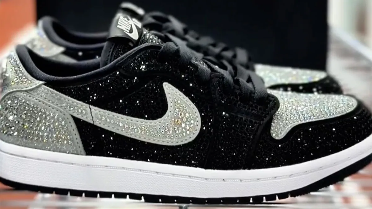 Hinh anh Swarovski x Air Jordan 1 Low OG Stealth voi pha le lap lanh