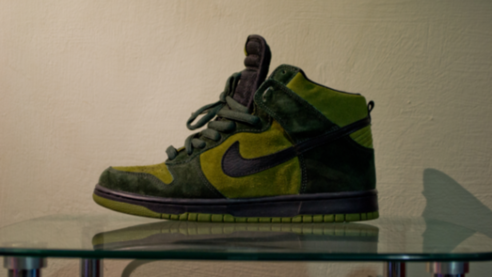 Hinh anh 1: Cac mau giay sneaker lay cam hung tu sieu anh hung: Batman, Hulk, Wolverine, Invisible Woman, Spider-Man.