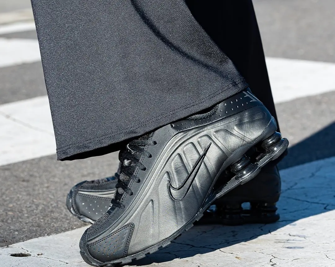 Alternative view of Giày Nike Shox R4 'Black Bright Crimson' HQ1988-001