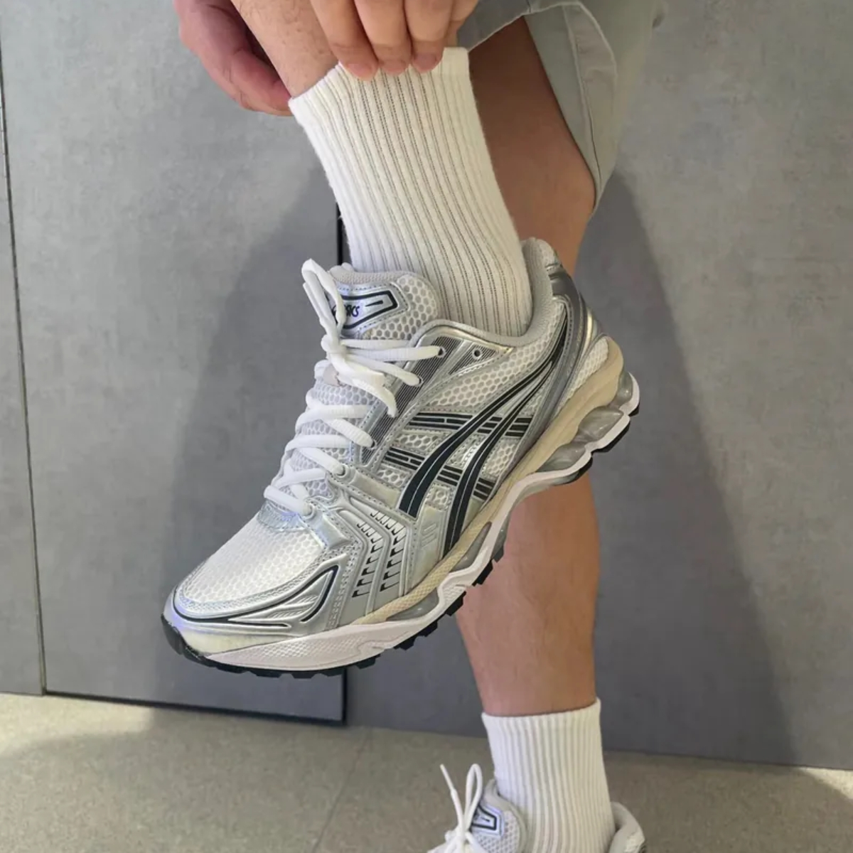 Alternative view of Giày ASICS Gel-Kayano 14 'White Graphite Grey' 1203A537-110