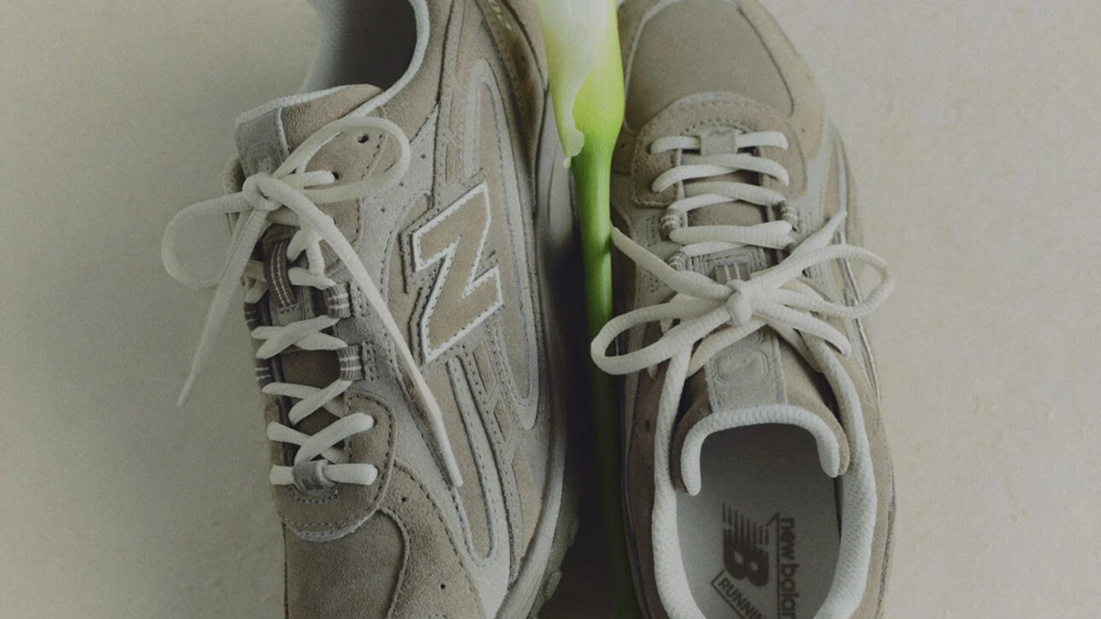 Hinh anh 1: Giay New Balance 204L mau Mushroom va Arid Stone, thiet ke low-profile thoi thuong