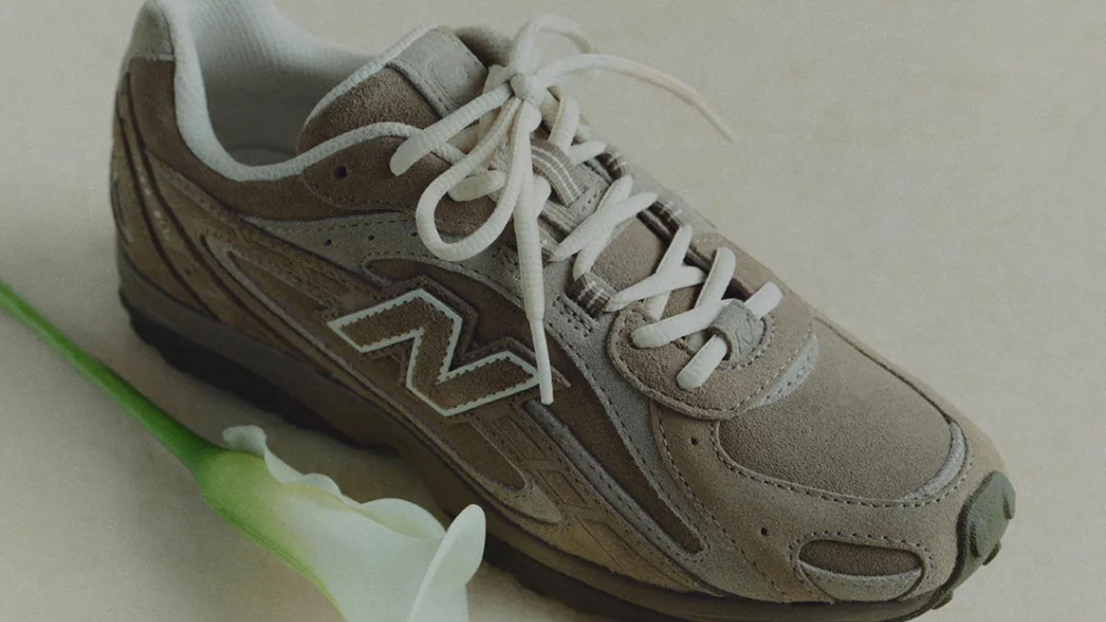 Hinh anh 2: Giay New Balance 204L mau Mushroom va Arid Stone, thiet ke low-profile thoi thuong
