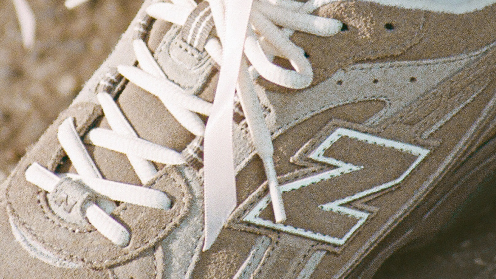 Hinh anh 4: Giay New Balance 204L mau Mushroom va Arid Stone, thiet ke low-profile thoi thuong