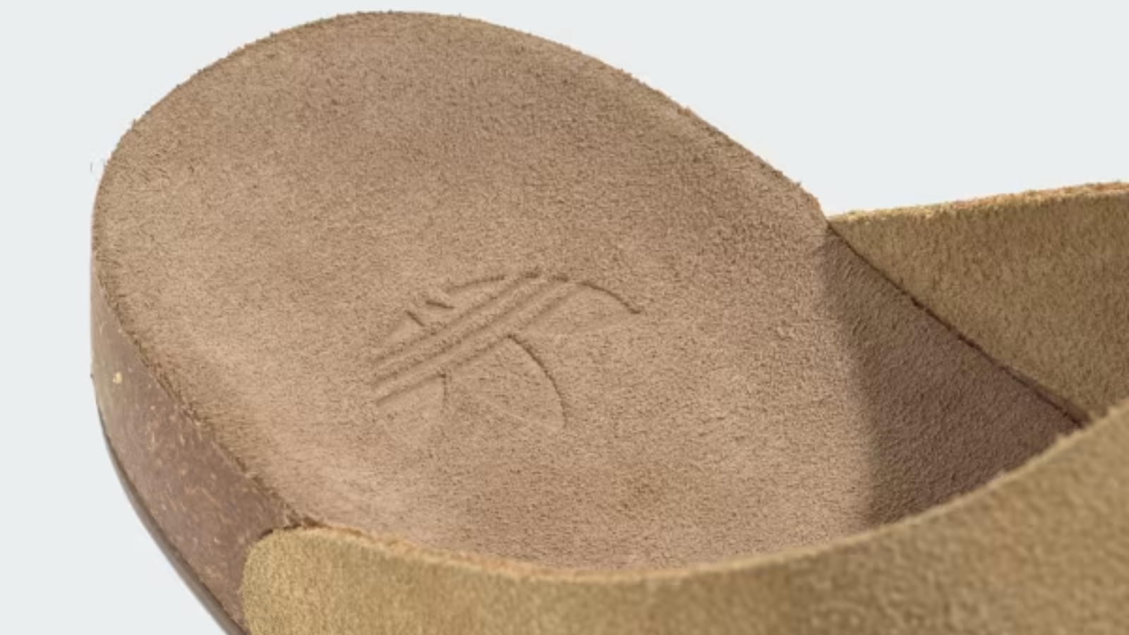 adidas vừa ra mắt đôi mule thoải mái nhất mùa hè này Hinh anh 7: adidas vua ra mat doi mule thoai mai nhat mua he nay