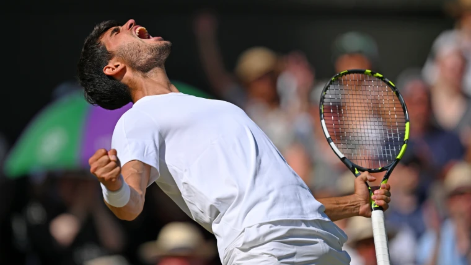 Hinh anh 1: Carlos Alcaraz trong trang phuc thi dau Nike Tennis