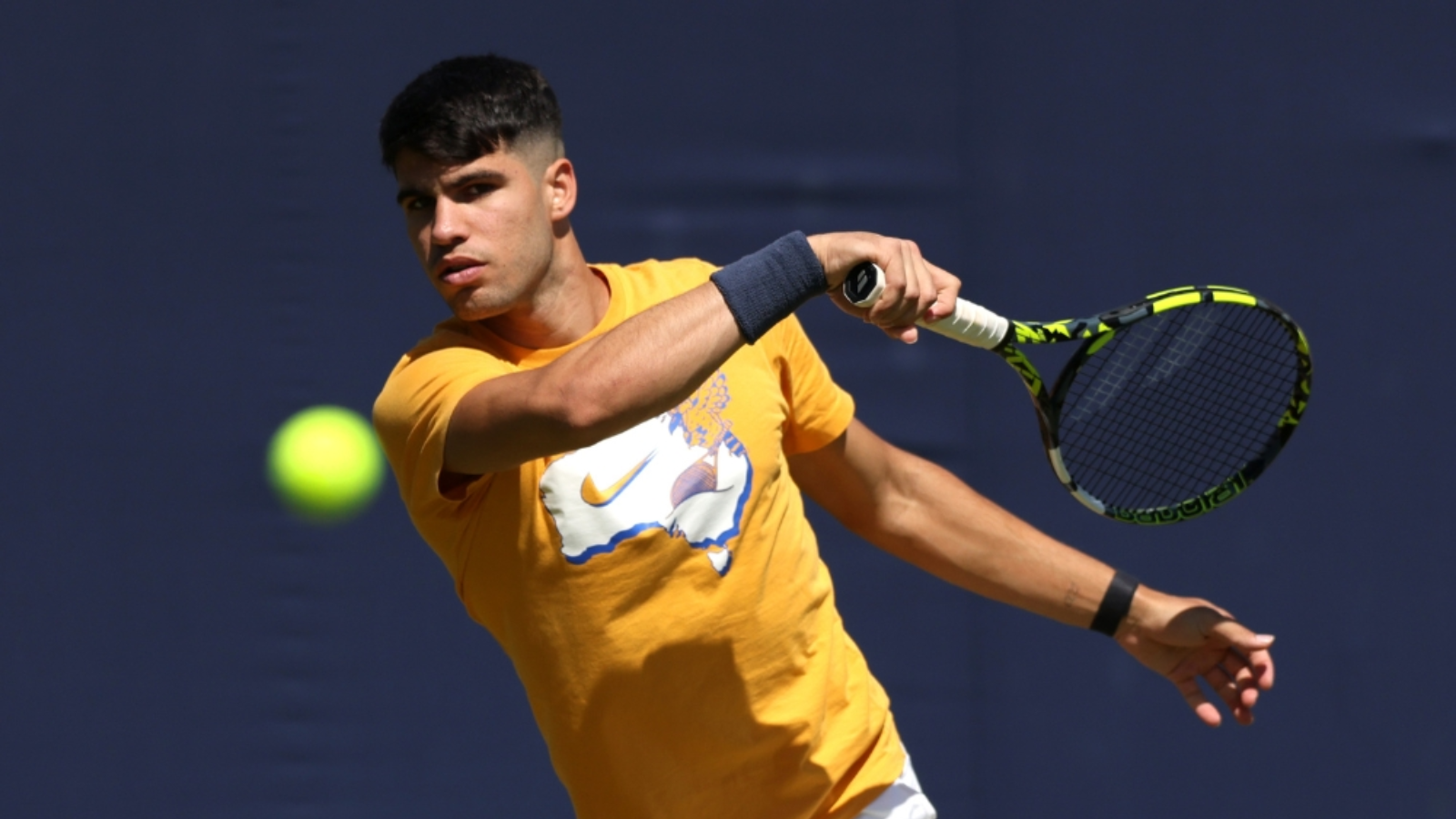 Hinh anh 2: Carlos Alcaraz trong trang phuc thi dau Nike Tennis