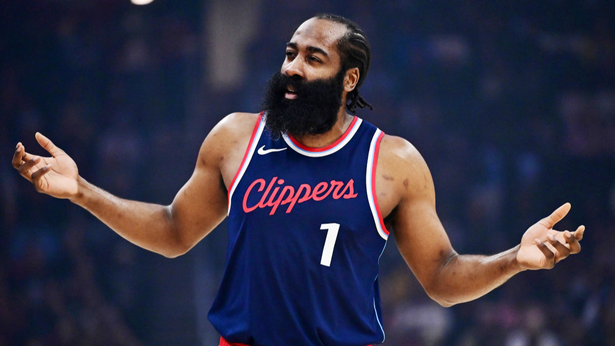 James Harden cung giay Adidas tren san bong ro