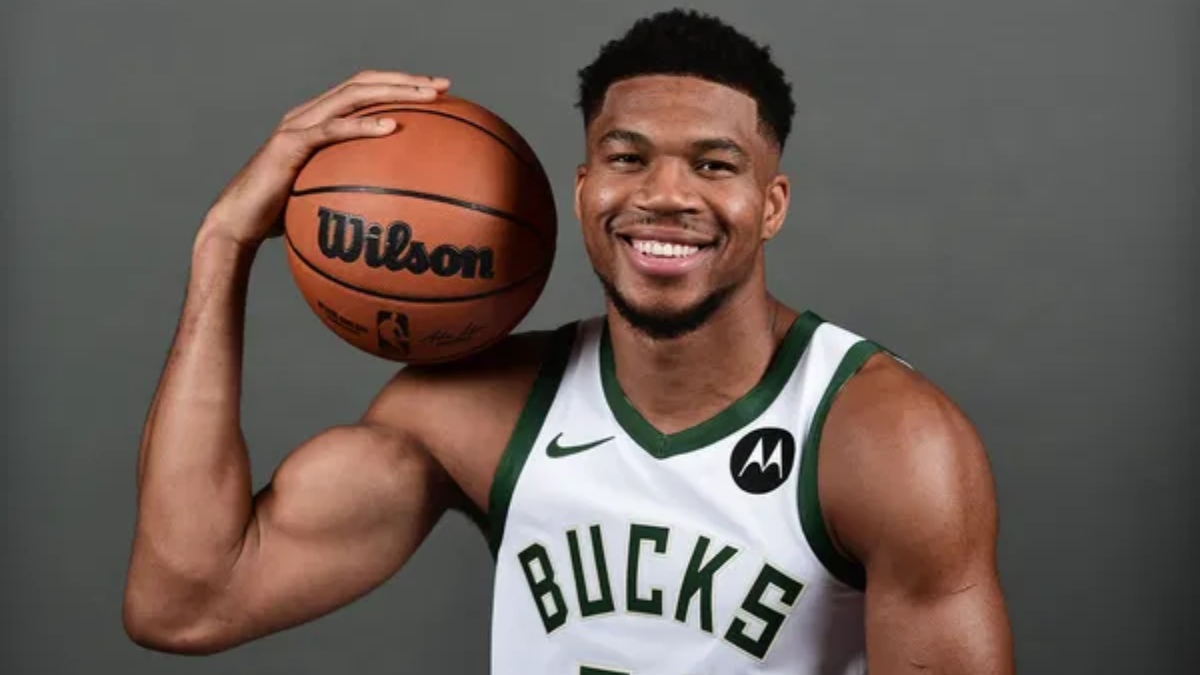 Giannis Antetokounmpo voi doi giay Nike Zoom Freak.
