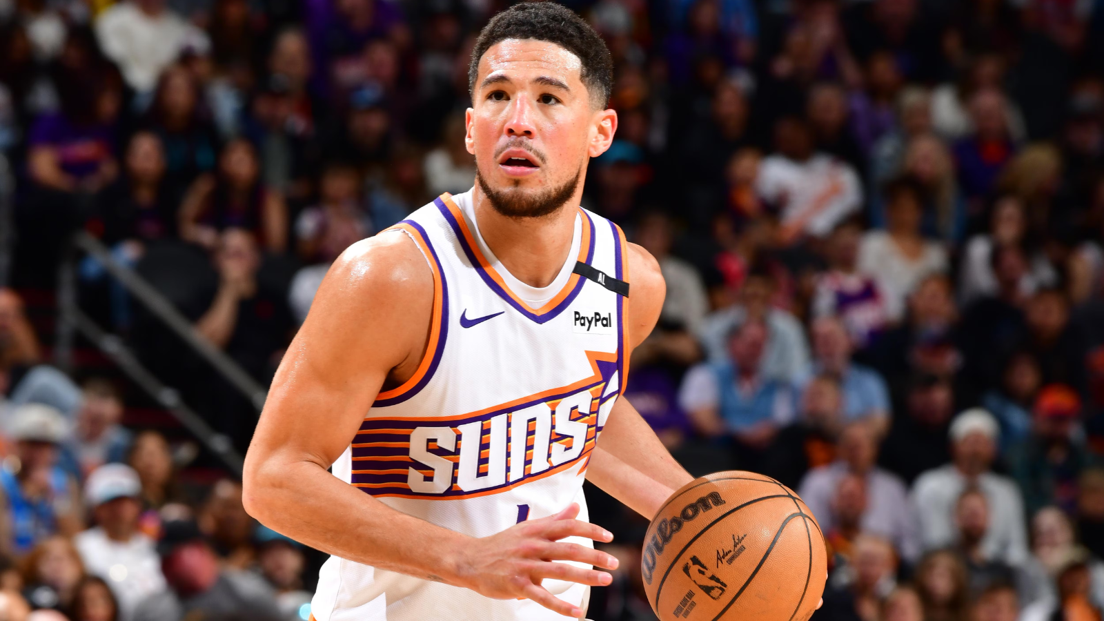 Hinh anh 1: Devin Booker cung giay Nike Book 1 voi thiet ke co dien