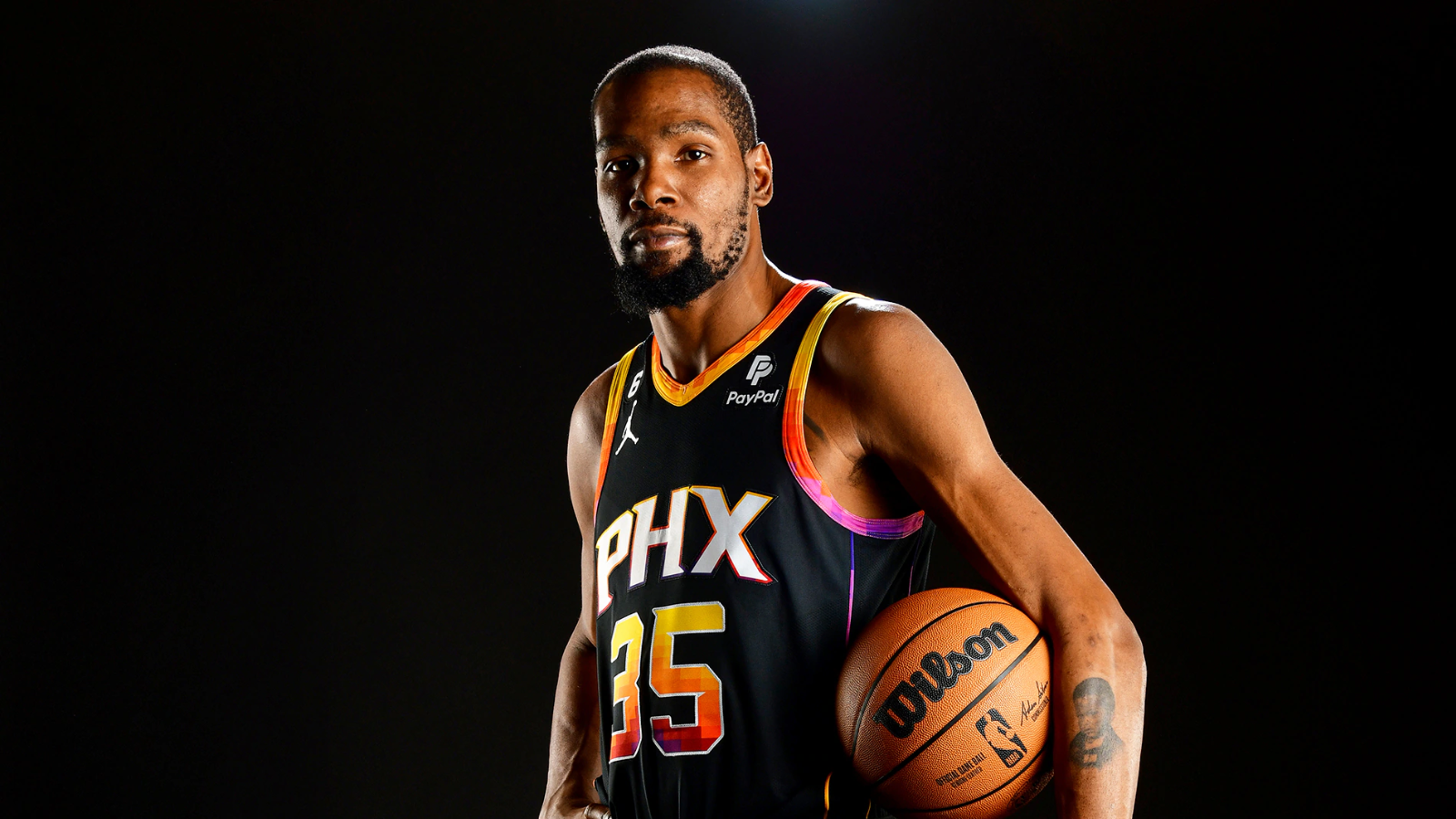 Hinh anh 1: Kevin Durant thi dau trong mau ao Phoenix Suns, noi bat voi giay Nike KD 17.