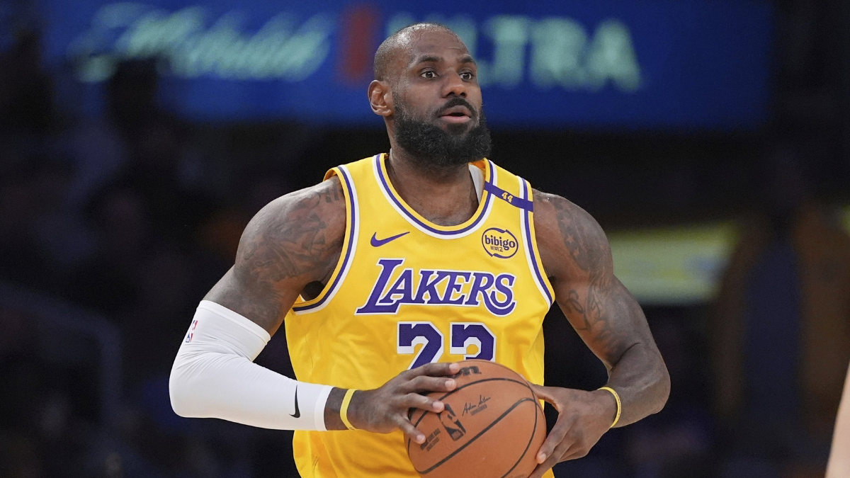 LeBron James trong bo trang phuc thi dau va giay Nike LeBron